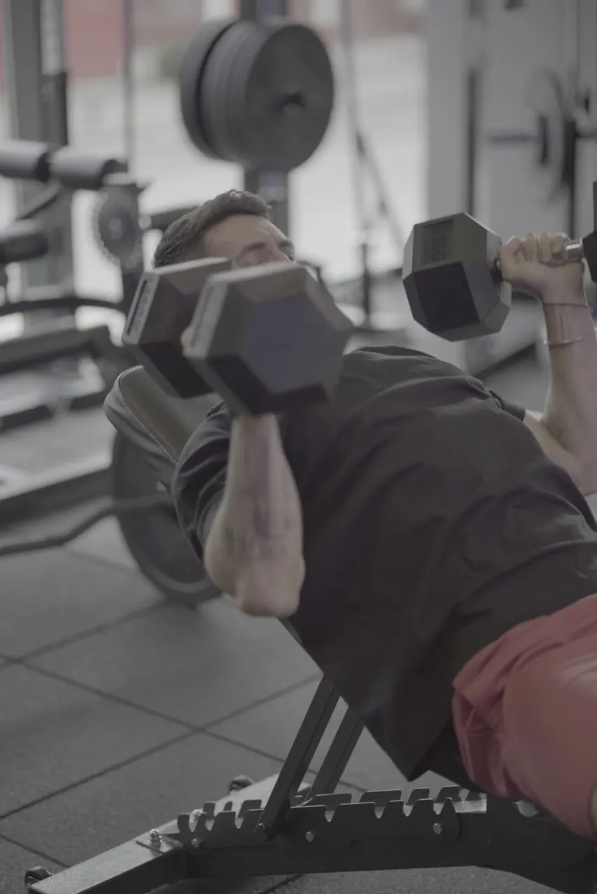 Împins înclinat cu gantere în Be Strong Studio